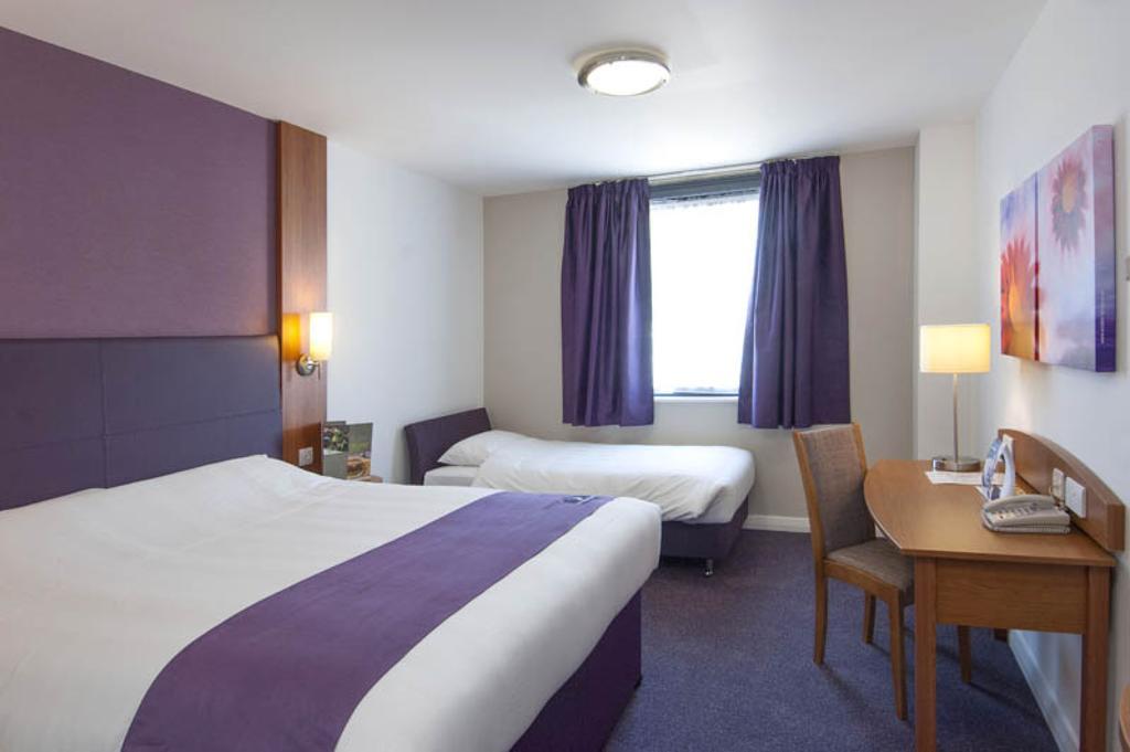 Premier Inn London Gatwick Airport South - London Road Crawley  Exterior foto