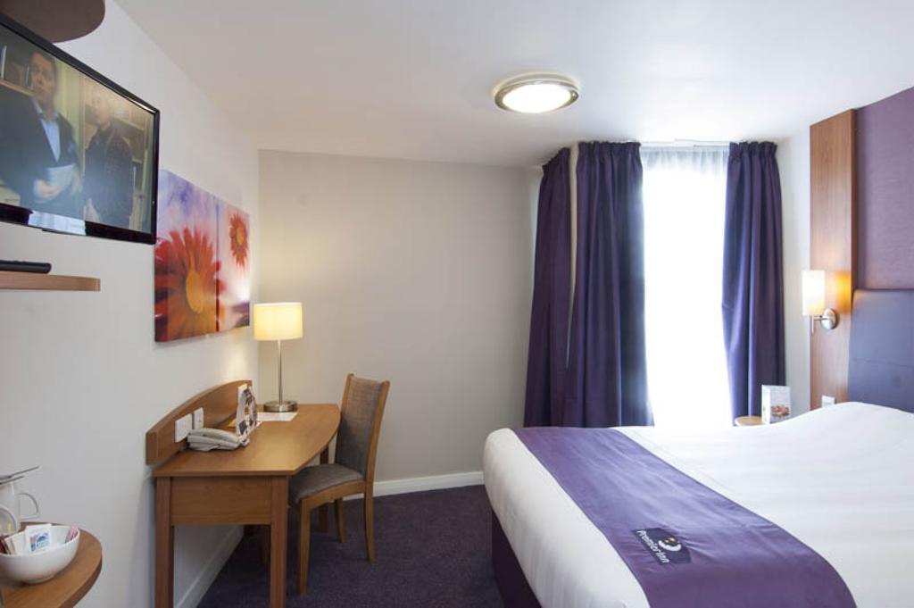 Premier Inn London Gatwick Airport South - London Road Crawley  Exterior foto