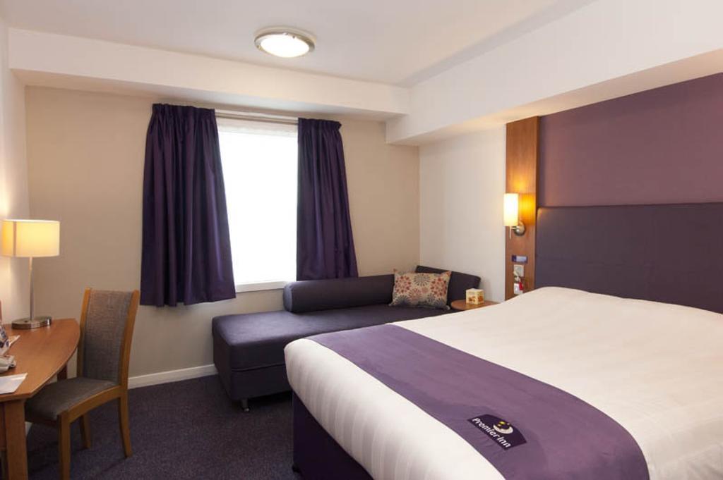 Premier Inn London Gatwick Airport South - London Road Crawley  Exterior foto